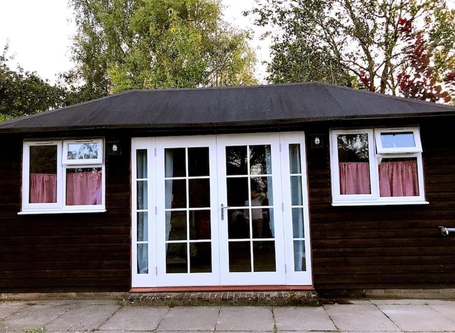 Cosy Private Cabin With Parking In Good Location Oxford Exterior photo