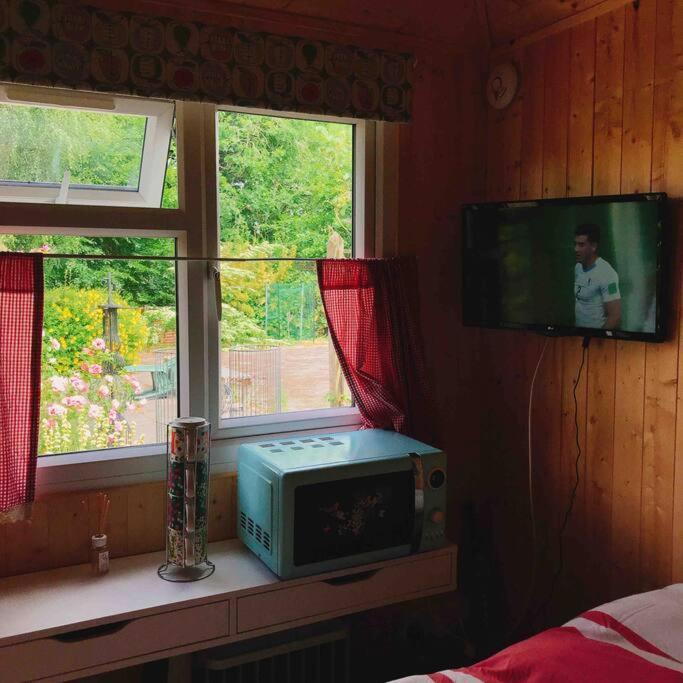 Cosy Private Cabin With Parking In Good Location Oxford Exterior photo