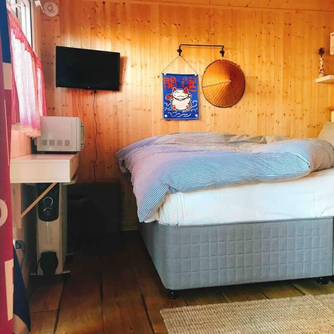 Cosy Private Cabin With Parking In Good Location Oxford Exterior photo