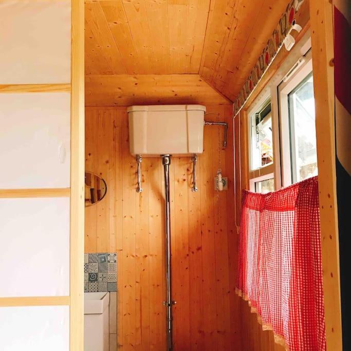 Cosy Private Cabin With Parking In Good Location Oxford Exterior photo